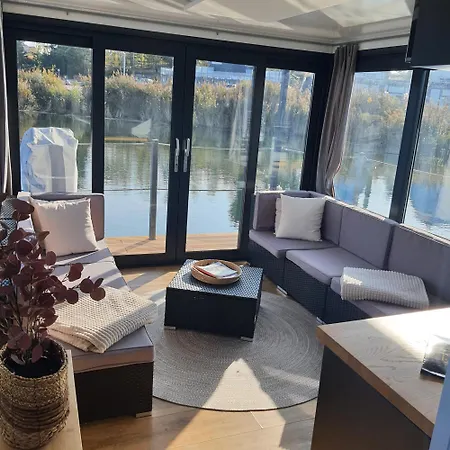 Schwimmendes Sky Villa